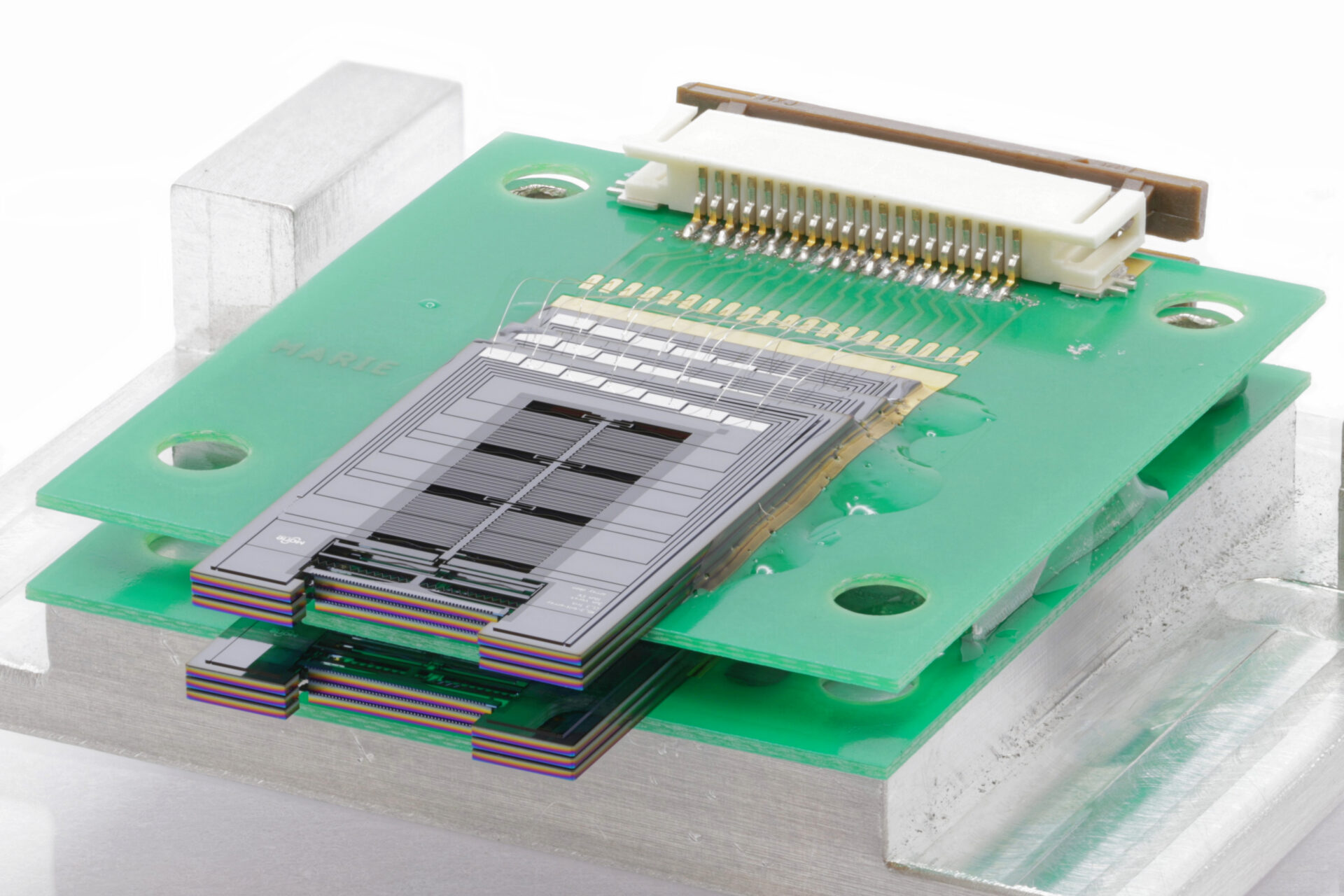 2x4 Spiegelarray basierend auf elektrostatischen Digital-Analog-Wandlern (© RUB, Harald Austenfeld)